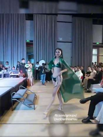 Ngọc Ánh tuột dây quần Bikini cầm cạp trình diễn