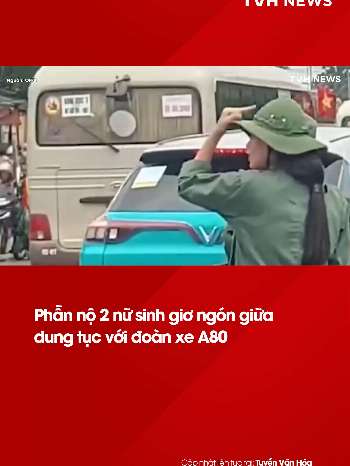 Phẫn nộ 2 nữ sinh giơ ngón giữa dung tục với đoàn xe A80